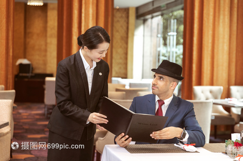 酒店服務(wù)餐廳服務(wù)員給外國客人菜單