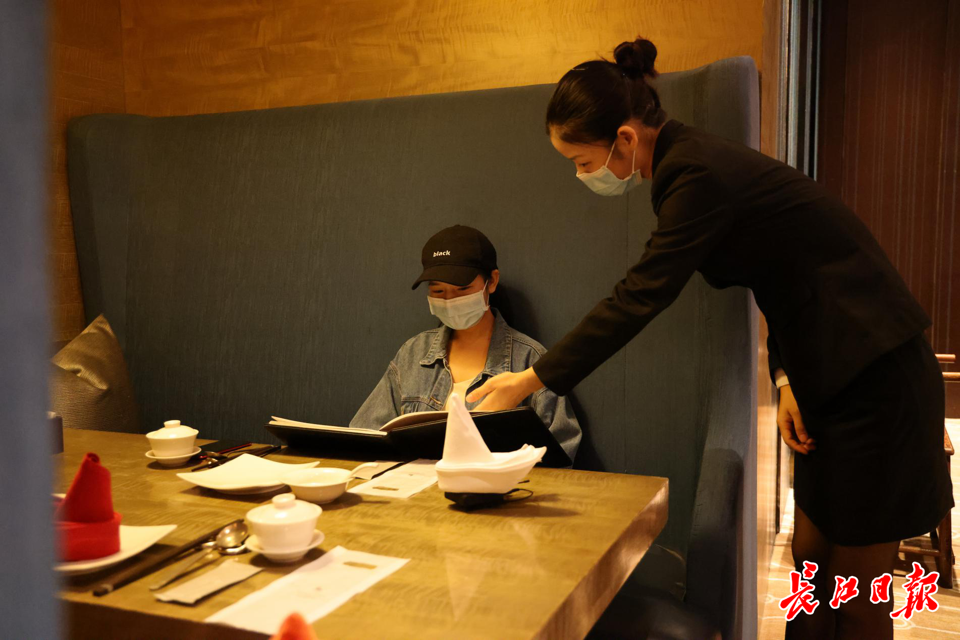 武漢星級酒店餐飲服務(wù)新趨勢 服務(wù)員轉(zhuǎn)型'點菜師'，打造專業(yè)餐飲體驗