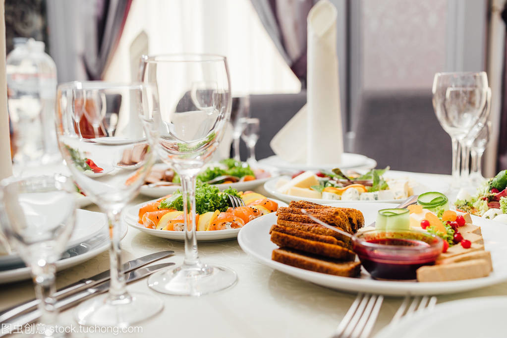 精致餐飲 宴會(huì)前餐飲服務(wù)中餐具與玻璃高腳杯的協(xié)同設(shè)置藝術(shù)